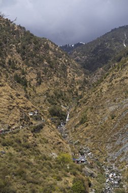 gündüz şelale yakınında turist görünümü 