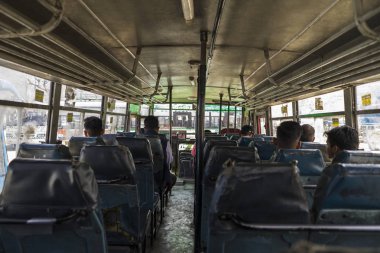 Yolcularla birlikte yerel otobüsün içinde.