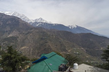 karla kaplı doruklarla dağların doğal manzarası 