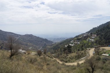 Gündüzleri dağlarda şehrin doğal görünümü
