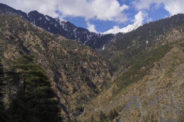 bulutlu gökyüzü arka planda dağların doğal görünümü 