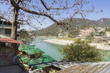 gündüz nehir kıyısında bulunan Hint şehrinin görünümü 