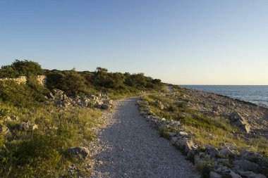gündüz deniz boyunca boş yol 
