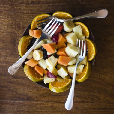 Tahta arka planda taze meyve salatası