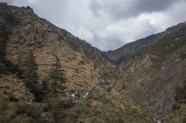 gündüz şelale yakınında turist görünümü 