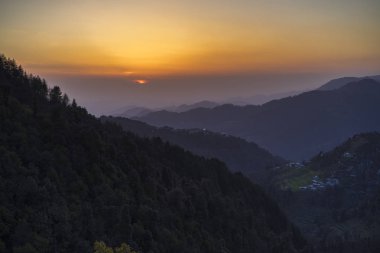 günbatımı arka planda dağların doğal görünümü 