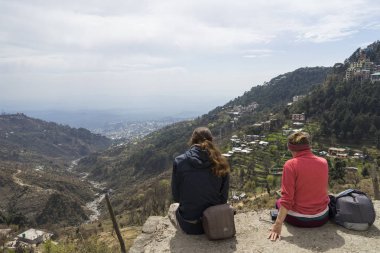Dharmsala, Himachal Pradesh / Hindistan - 03 18 2019, İnsanlar dağdaki manzaranın tadını çıkarıyor