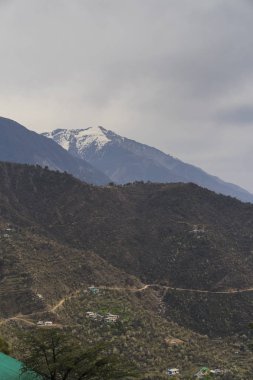 karla kaplı doruklarla dağların doğal manzarası 
