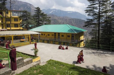 Budist rahipler gündüz eğitim kampında