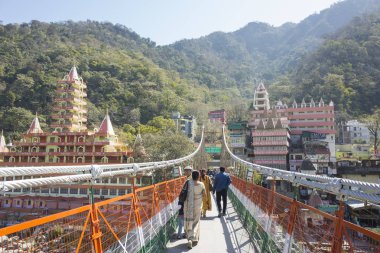 geleneksel mimari ve köprü ile Hint şehir sokaklarında yürüyüş 