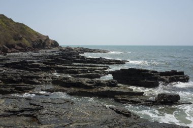 gündüz kayalık kıyı şeridi ile deniz
