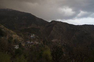 bulutlu gökyüzü arka planda dağların doğal görünümü 