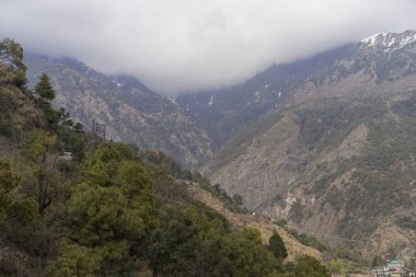 bulutlu gökyüzü arka planda dağların doğal görünümü 