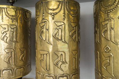 manastırda Dua için büyük tekerlekler yakın