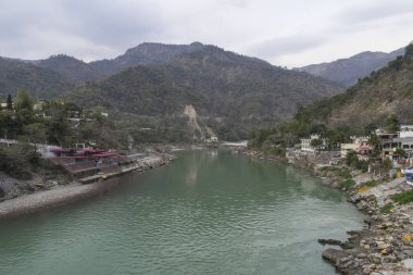 gündüz nehir kıyısında bulunan Hint şehrinin görünümü 