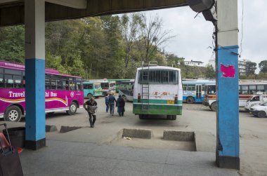 yolcu ile otobüs istasyonu görünümü, Hindistan