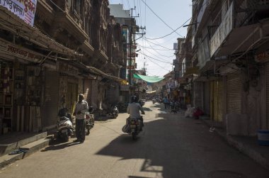 geleneksel mimarisi ile Hint şehir sokaklarında yürüyüş 