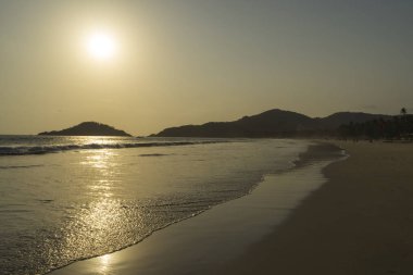 günbatımı arka planda kumlu plaj görünümü 