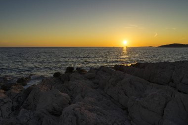gün batımı arka planda denizin doğal görünümü 