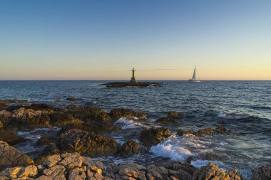 gündüz kayalık kıyı şeridi ile deniz
