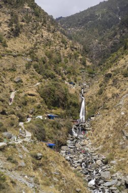 gündüz şelale yakınında turist görünümü 