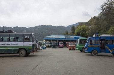 yolcu ile otobüs istasyonu görünümü, Hindistan