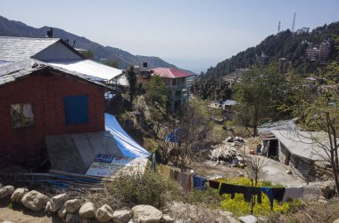 Dağlardaki eski şehir manzarası