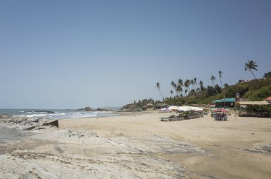 ahşap binalar ve şemsiyeli şezlonglu tatil bölgesigörünümü 