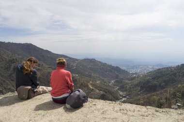 Dharmsala, Himachal Pradesh / Hindistan - 03 18 2019, İnsanlar dağdaki manzaranın tadını çıkarıyor