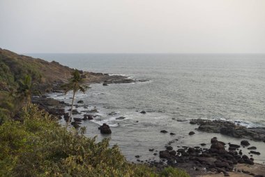 gündüz kayalık kıyı şeridi ile deniz