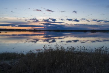 gün batımı arka planda nehrin doğal görünümü 