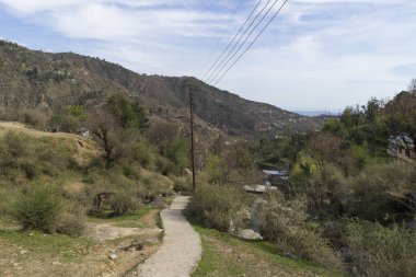 Gündüzleri dağlarda şehrin doğal görünümü