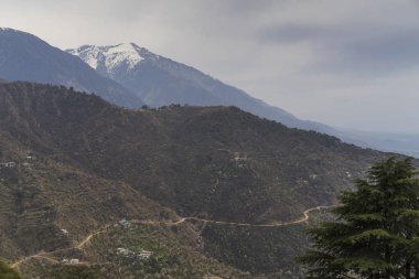 karla kaplı doruklarla dağların doğal manzarası 
