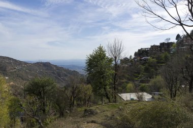 Gündüzleri dağlarda şehrin doğal görünümü