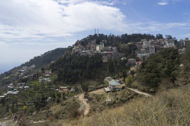 Gündüzleri dağlarda şehrin doğal görünümü