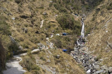 gündüz şelale yakınında turist görünümü 