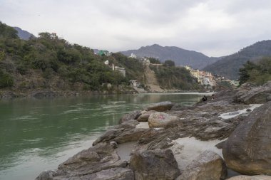 gündüz nehir kıyısında bulunan Hint şehrinin görünümü 