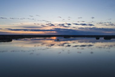 gün batımı arka planda nehrin doğal görünümü 