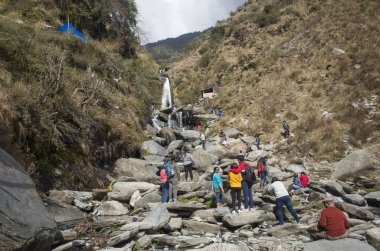 gündüz şelale yakınında turist görünümü 