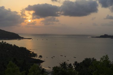 günbatımı arka planda okyanus kıyısı havadan görünümü 