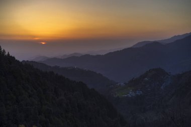 günbatımı arka planda dağların doğal görünümü 