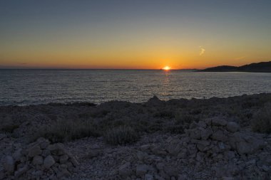 gün batımı arka planda denizin doğal görünümü 
