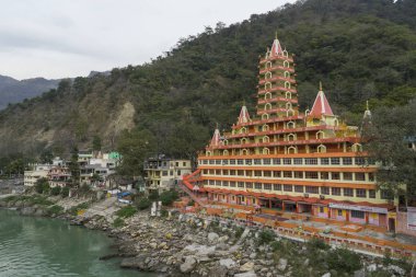 gündüz nehir kıyısında bulunan Hint şehrinin görünümü 