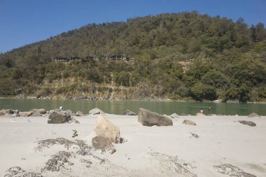 gündüz nehir kıyısı görünümü 