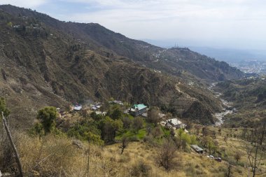 Gündüzleri dağlarda şehrin doğal görünümü