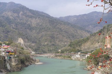 Gündüzleri dağlarda şehrin doğal görünümü