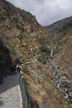 gündüz şelale yakınında turist görünümü 