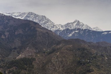 karla kaplı doruklarla dağların doğal manzarası 