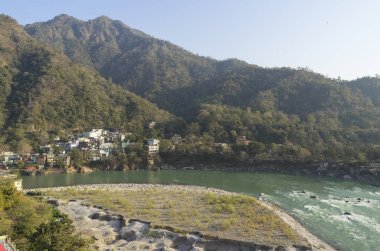 gündüz nehir kıyısı görünümü 