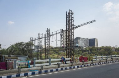 Şehirde vinçleri olan bir inşaat alanı.